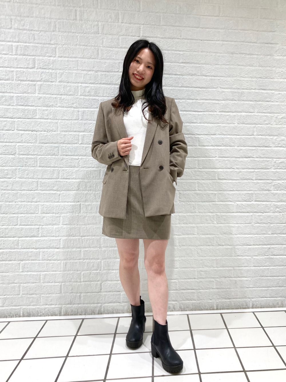 UNIQLO ダブルジャケット&スコート　ブラウン　チェック　セットアップ着用 ダブルジャケット/チェック、リブハイネックT/長袖」の着用