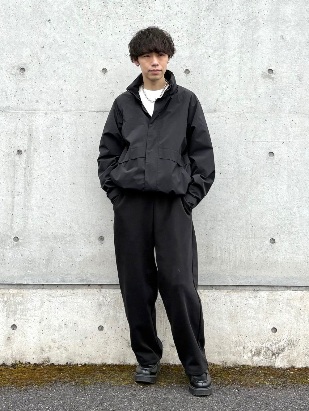 ウインドプルーフスタンドブルゾン、3Dクルーネックセーター」の着用