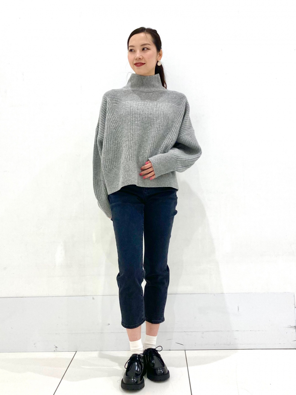 デニムフリルシャツ、スラウチジーンズ」の着用コーディネート