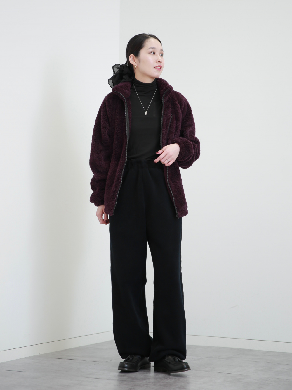 フリースオーバーサイズカーディガン、フリースワイドパンツ」の着用