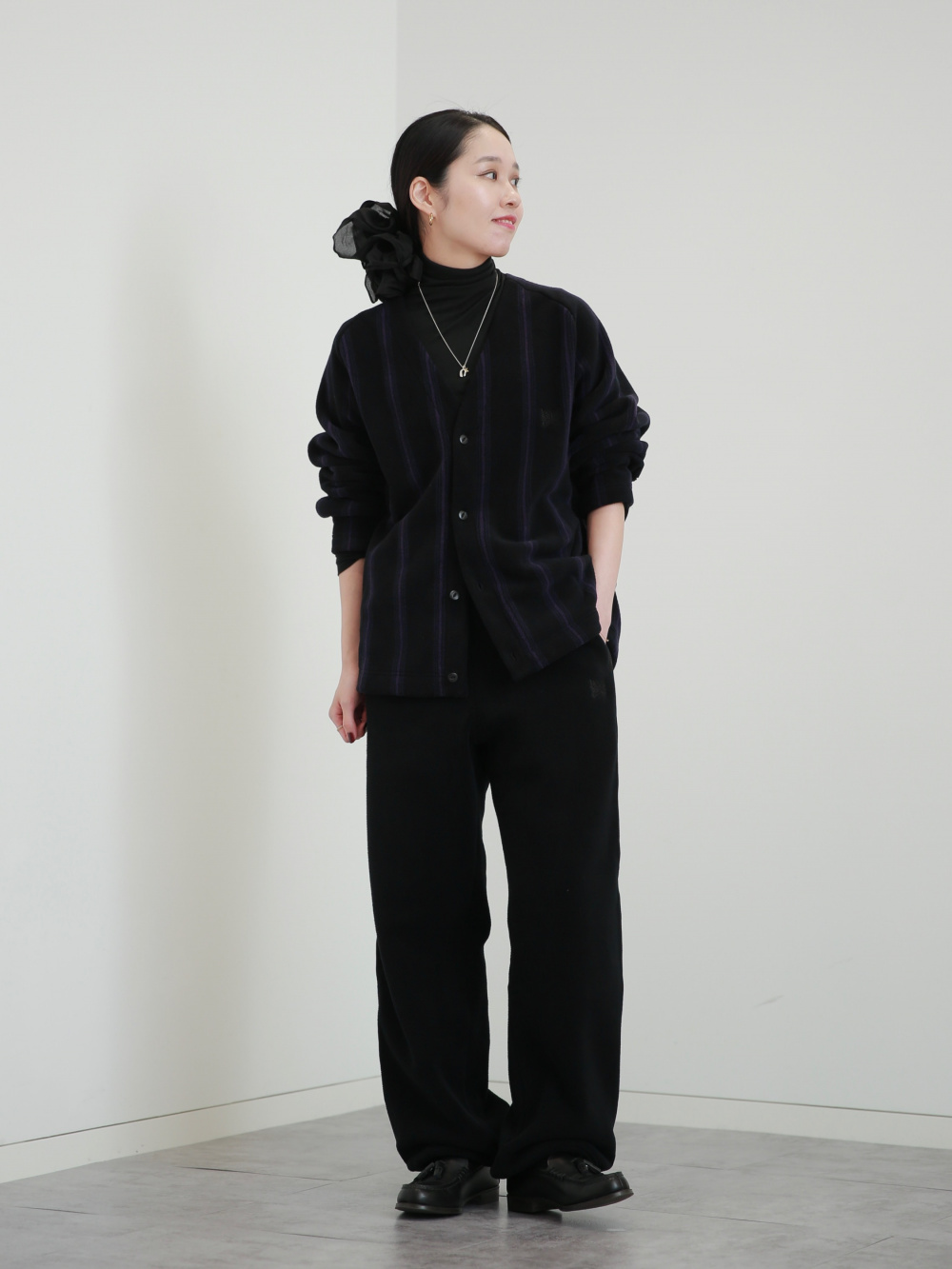 フリースオーバーサイズカーディガン、フリースワイドパンツ」の着用