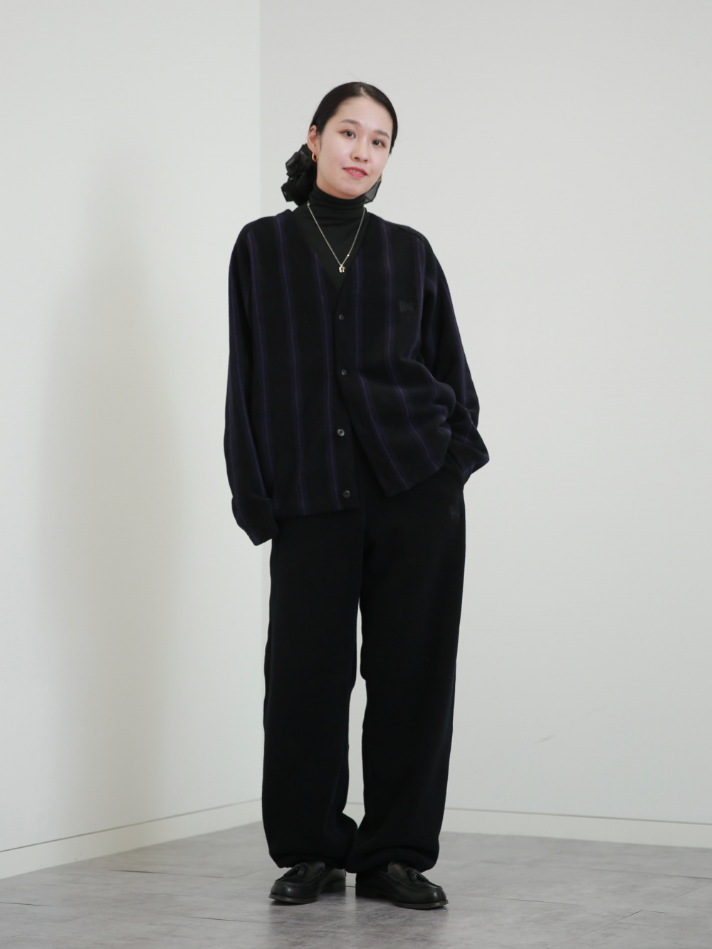 フリースオーバーサイズカーディガン、フリースワイドパンツ」の着用