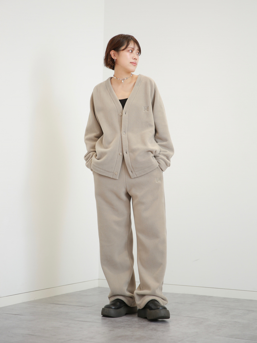 フリースオーバーサイズカーディガン、フリースワイドパンツ」の着用