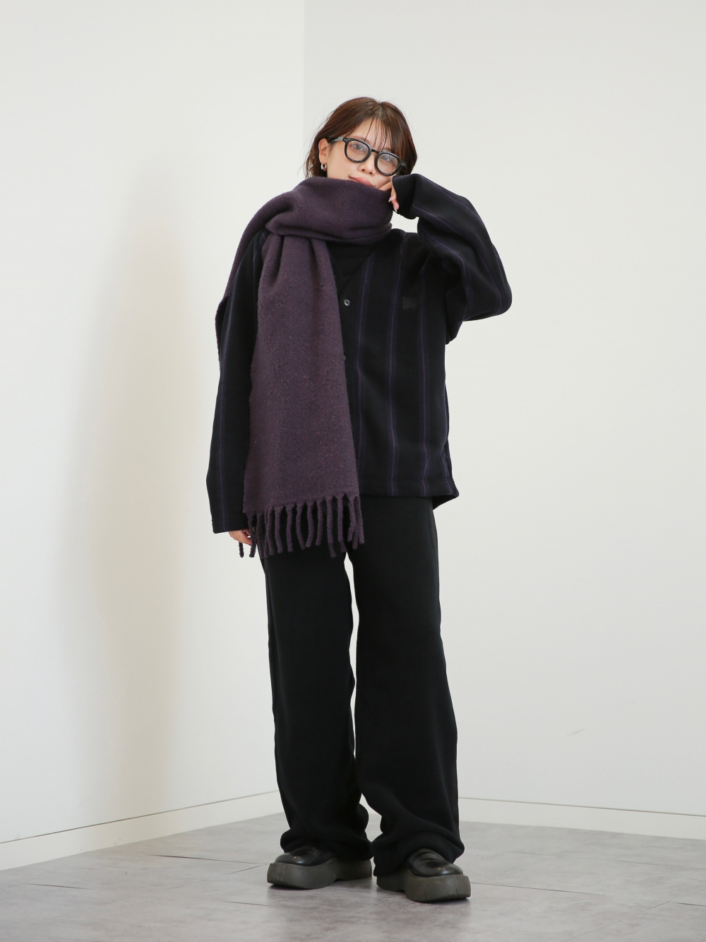 フリースオーバーサイズカーディガン、フリースワイドパンツ」の着用