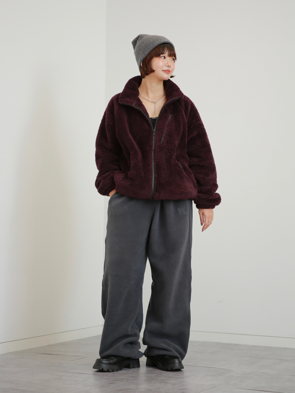 フリースオーバーサイズカーディガン、フリースワイドパンツ」の着用