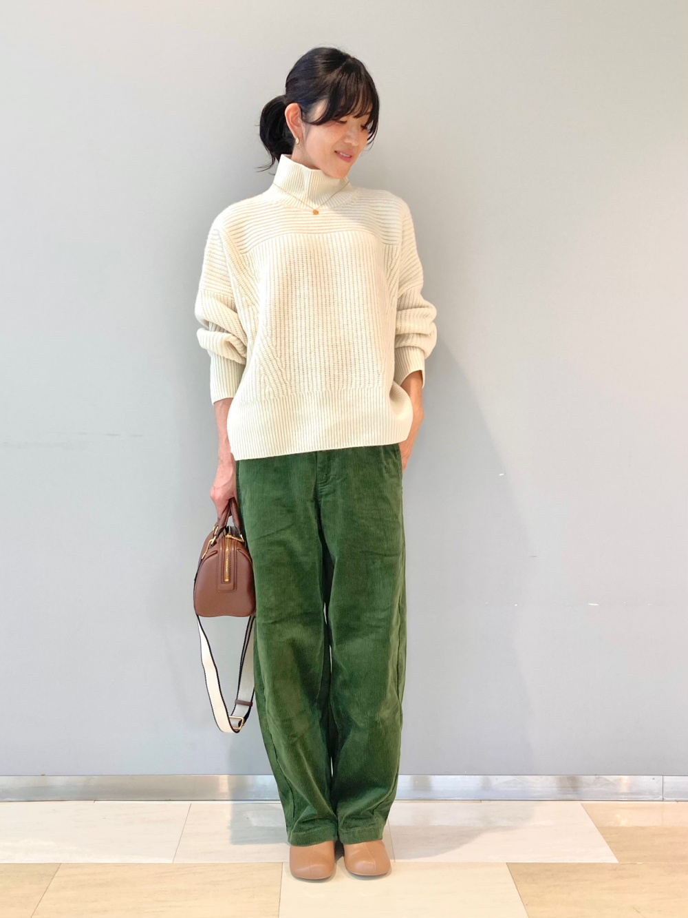 ラムハイネックセーター、コーデュロイカーブパンツ」の着用