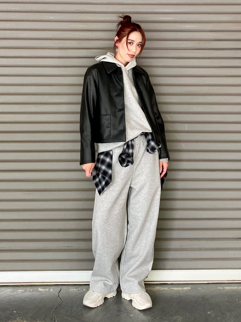 スウェットオーバーサイズプルパーカ、オックスフォードシャツ」の着用