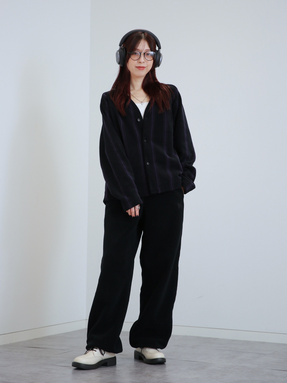 フリースオーバーサイズカーディガン、フリースワイドパンツ」の着用