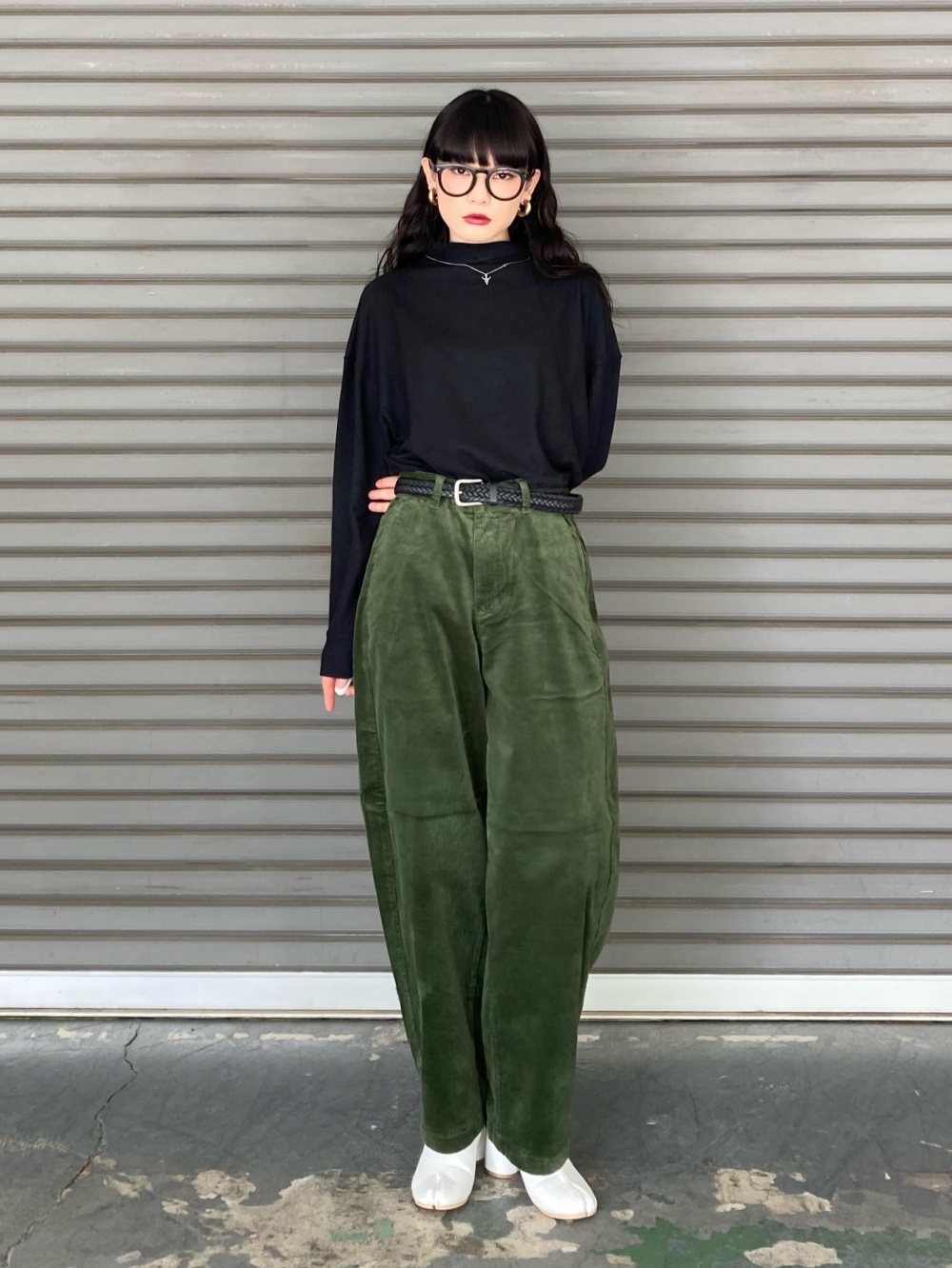 ラムハイネックセーター、コーデュロイカーブパンツ」の着用