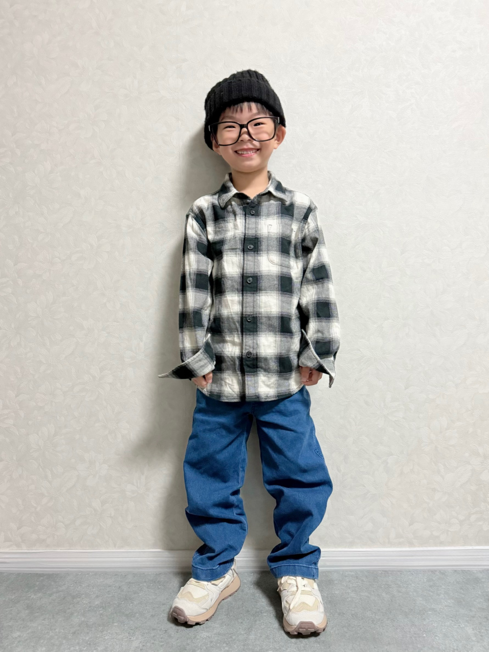 キース・ヘリング UT、フランネルチェックシャツ」の着用