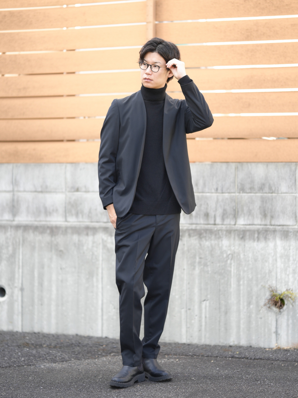 ダッフルコート、カシミヤタートルネックセーター」の着用