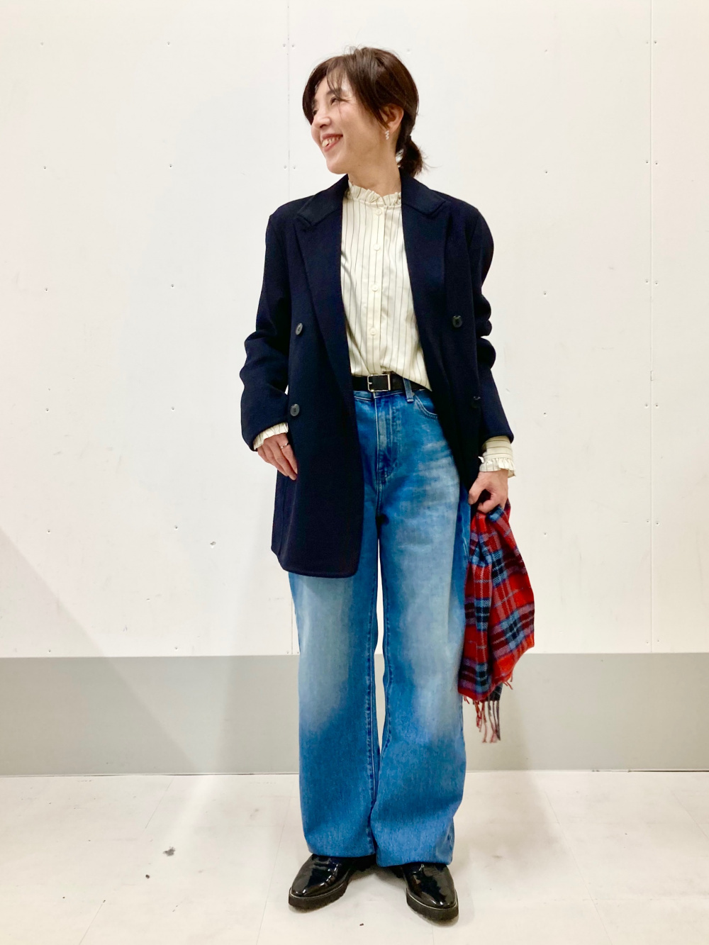 ダブルフェイスジャケット、コットンブレンドフリルシャツ」の着用