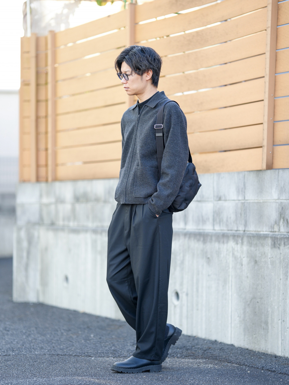 ニットフルジップジャケット、ワイドストレートジーンズ」の着用