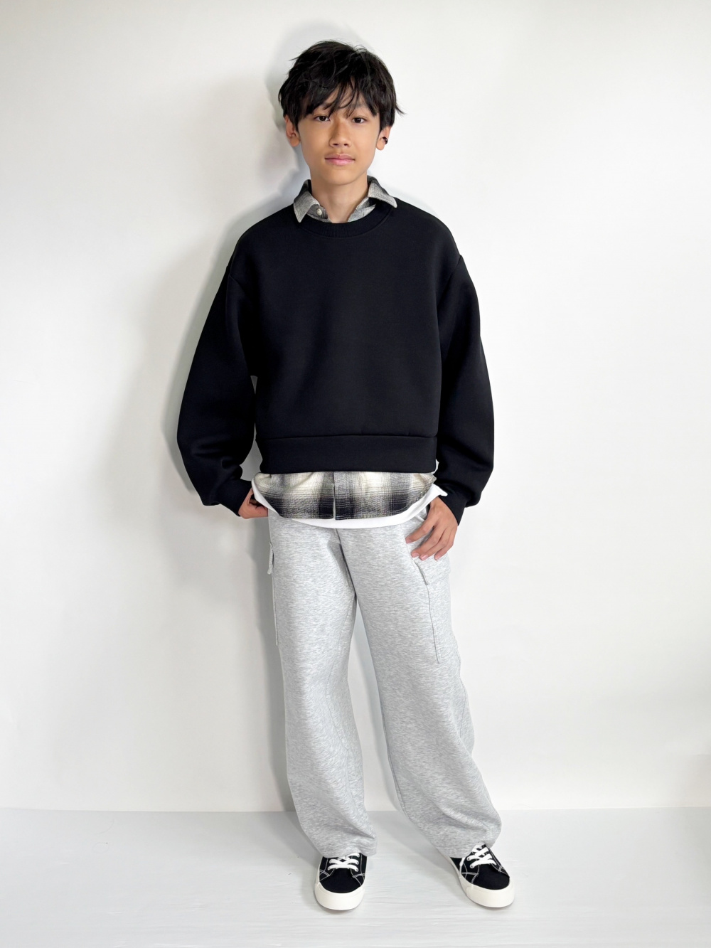 UTアーカイブ UT キース・へリング、フランネルシャツ」の着用