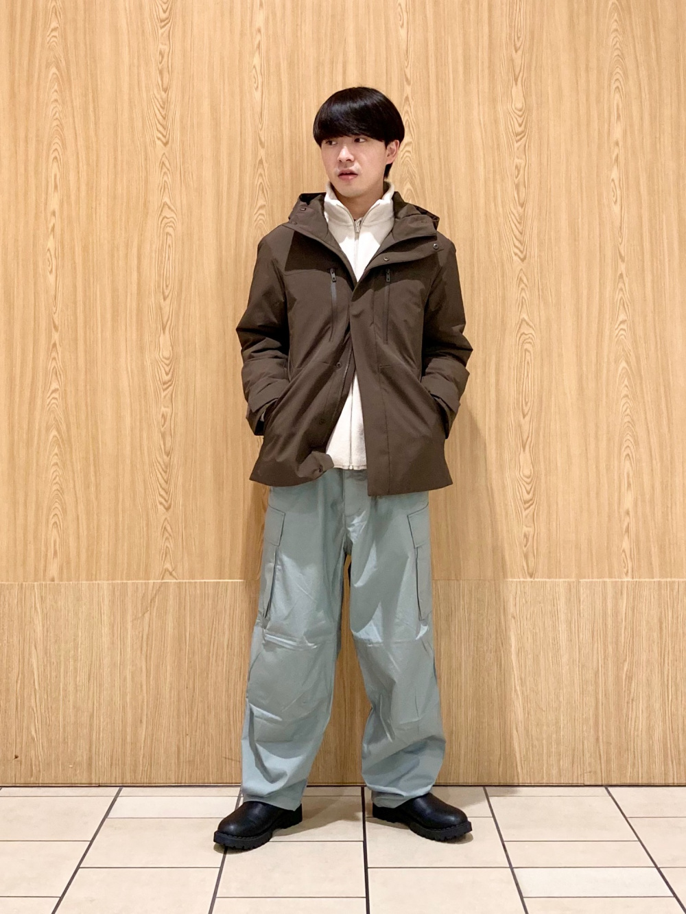 コットンショートブルゾン、ワイドフィットカーゴパンツ」の着用