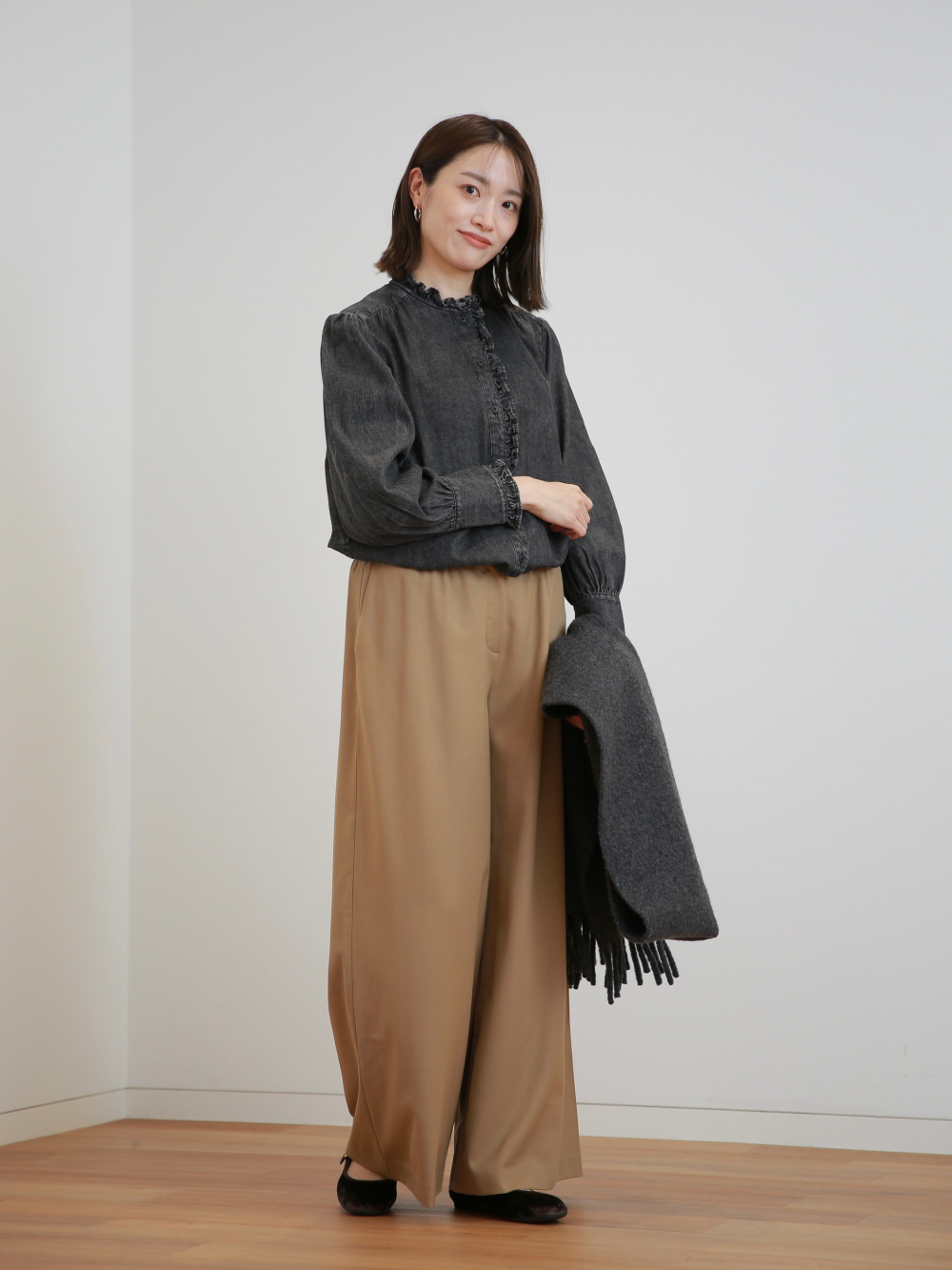 デニムフリルシャツ、ウールワイドパンツ」の着用コーディネート