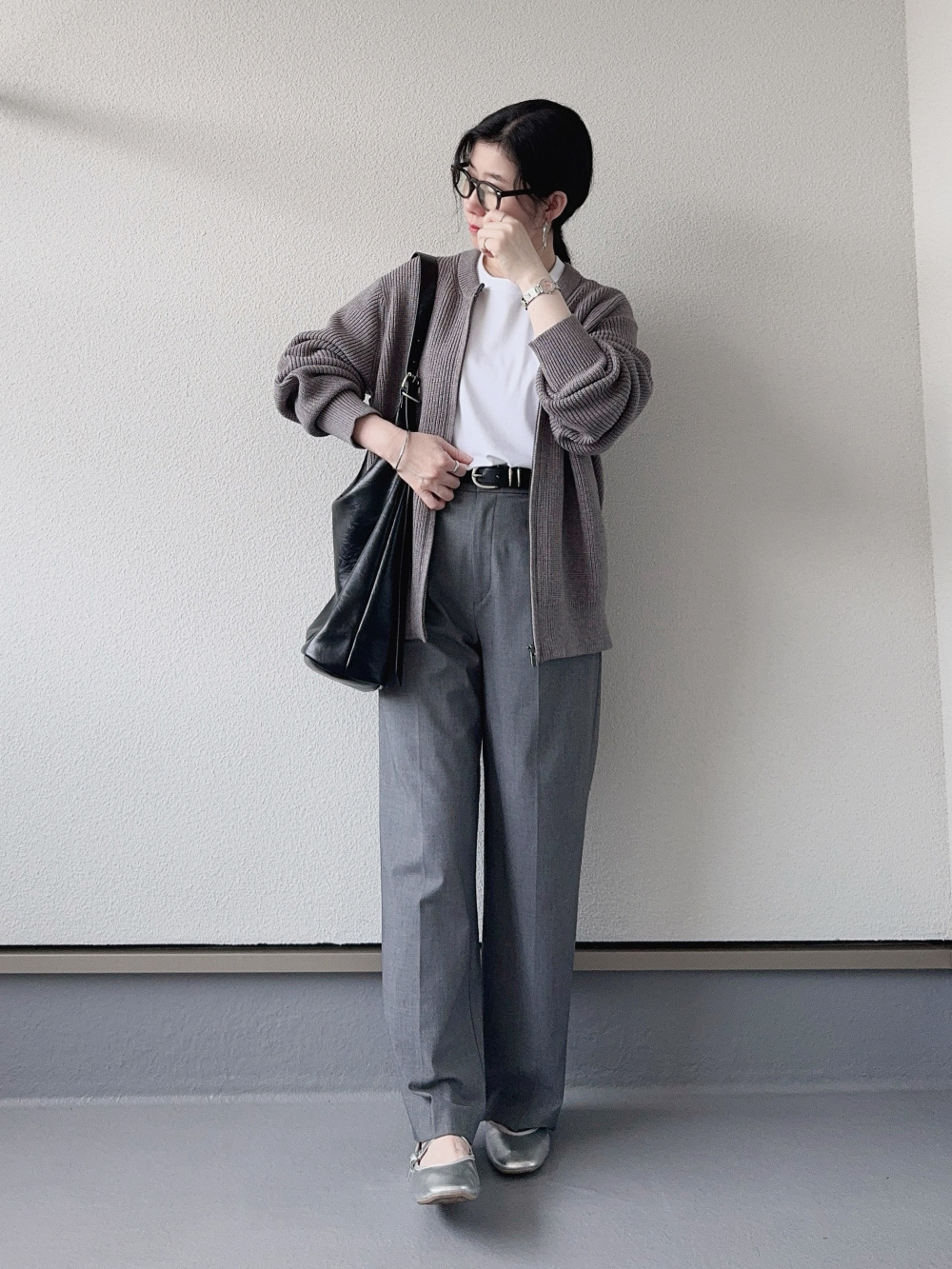 クルーネックT、クルーネックフルジップカーディガン」の着用