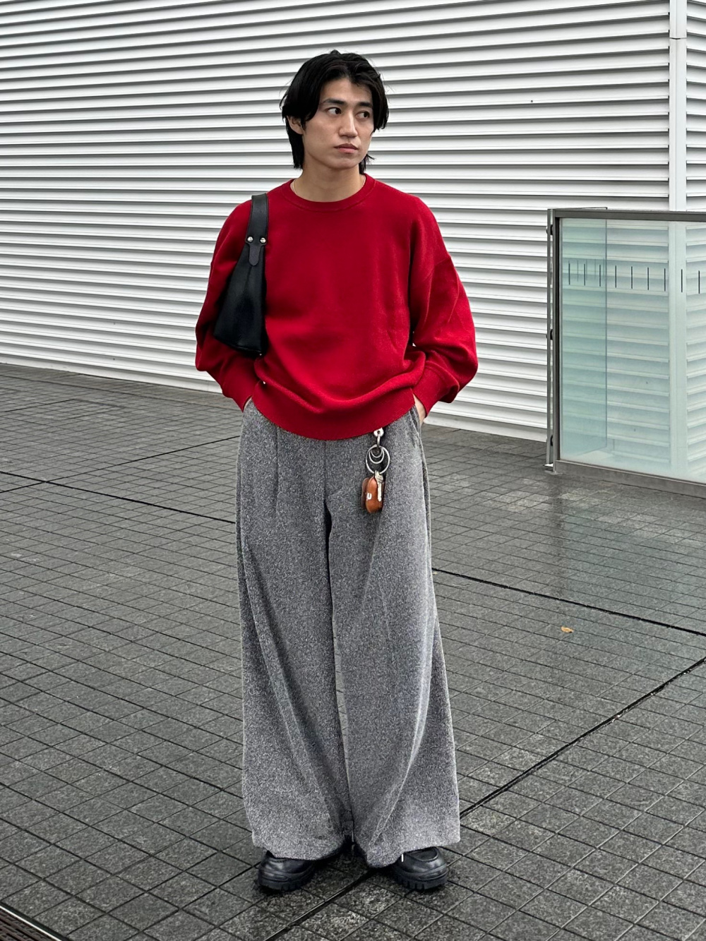 赤　クルーネックセーター コーディネート