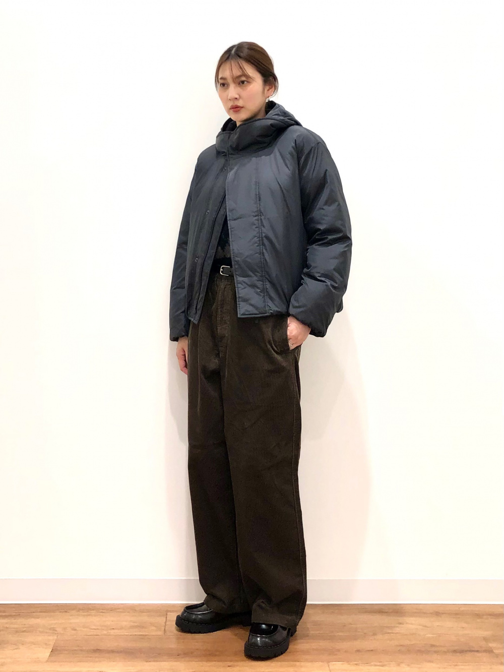 ダブルフェイスフルジップジャケット、ドレープシャツ」の着用