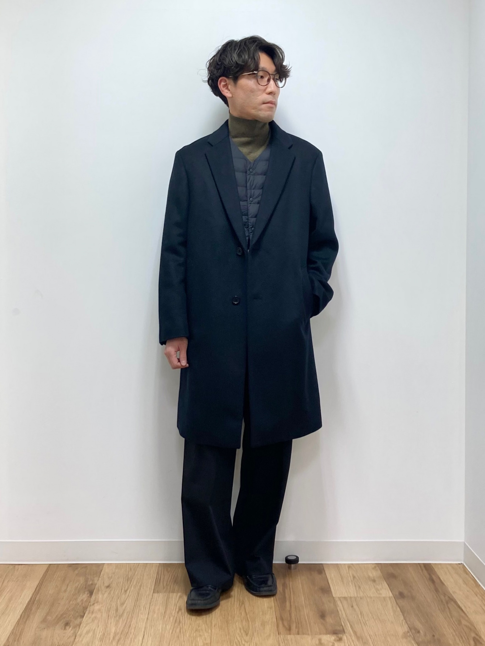 オーバーサイズカラーデニムジャケット、ハイネックセーター」の着用