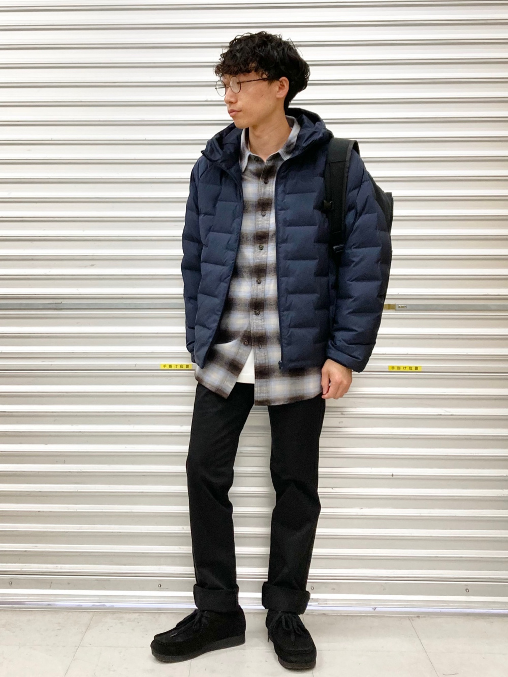 165cm男性の冬コーデ｜ネイビーダウンとチェックシャツで奥行きを出しバランス良く見せる低身長メンズの着こなし