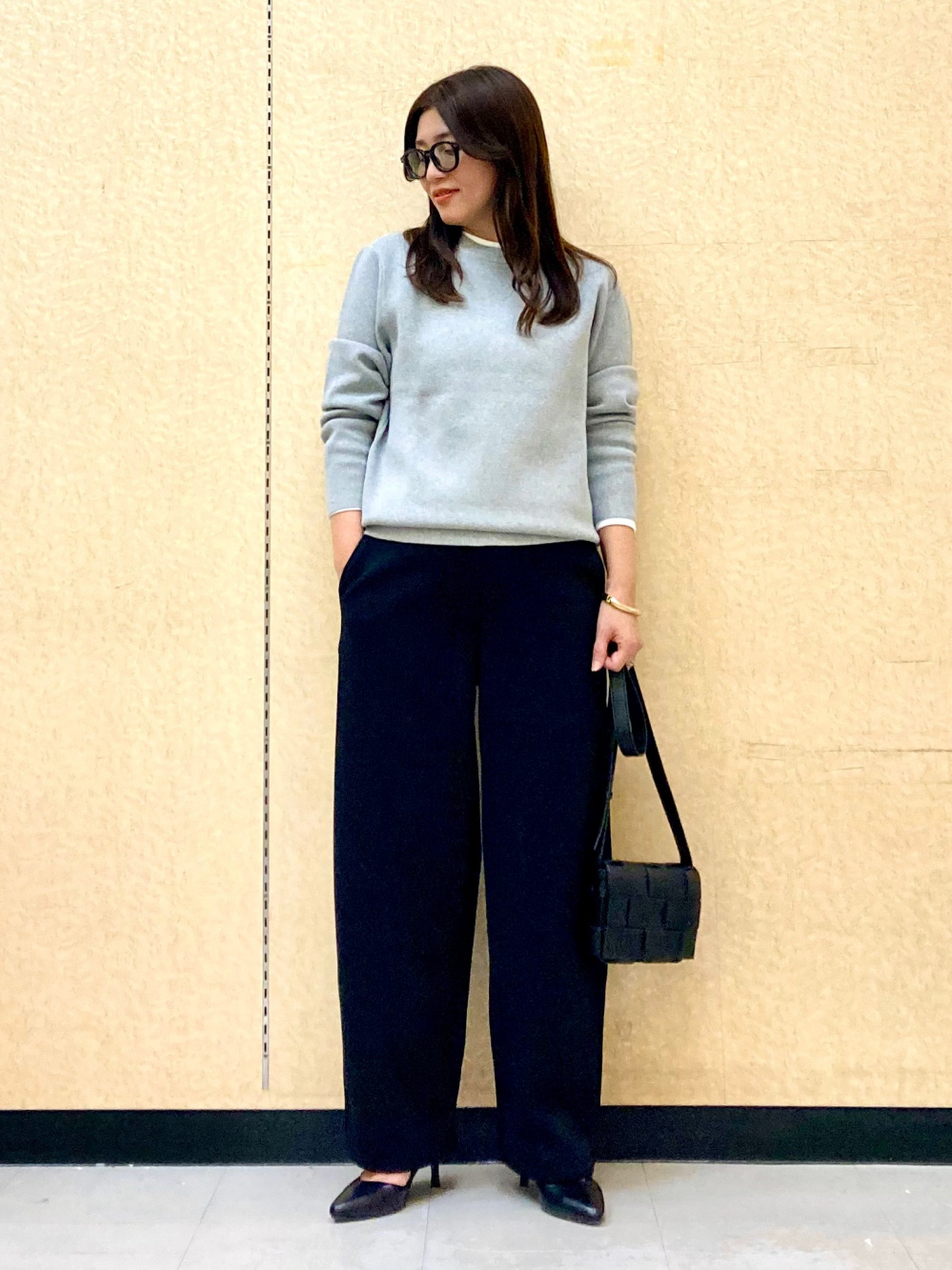 スウェットワイドパンツ、スウェットオーバーサイズプルパーカ」の着用