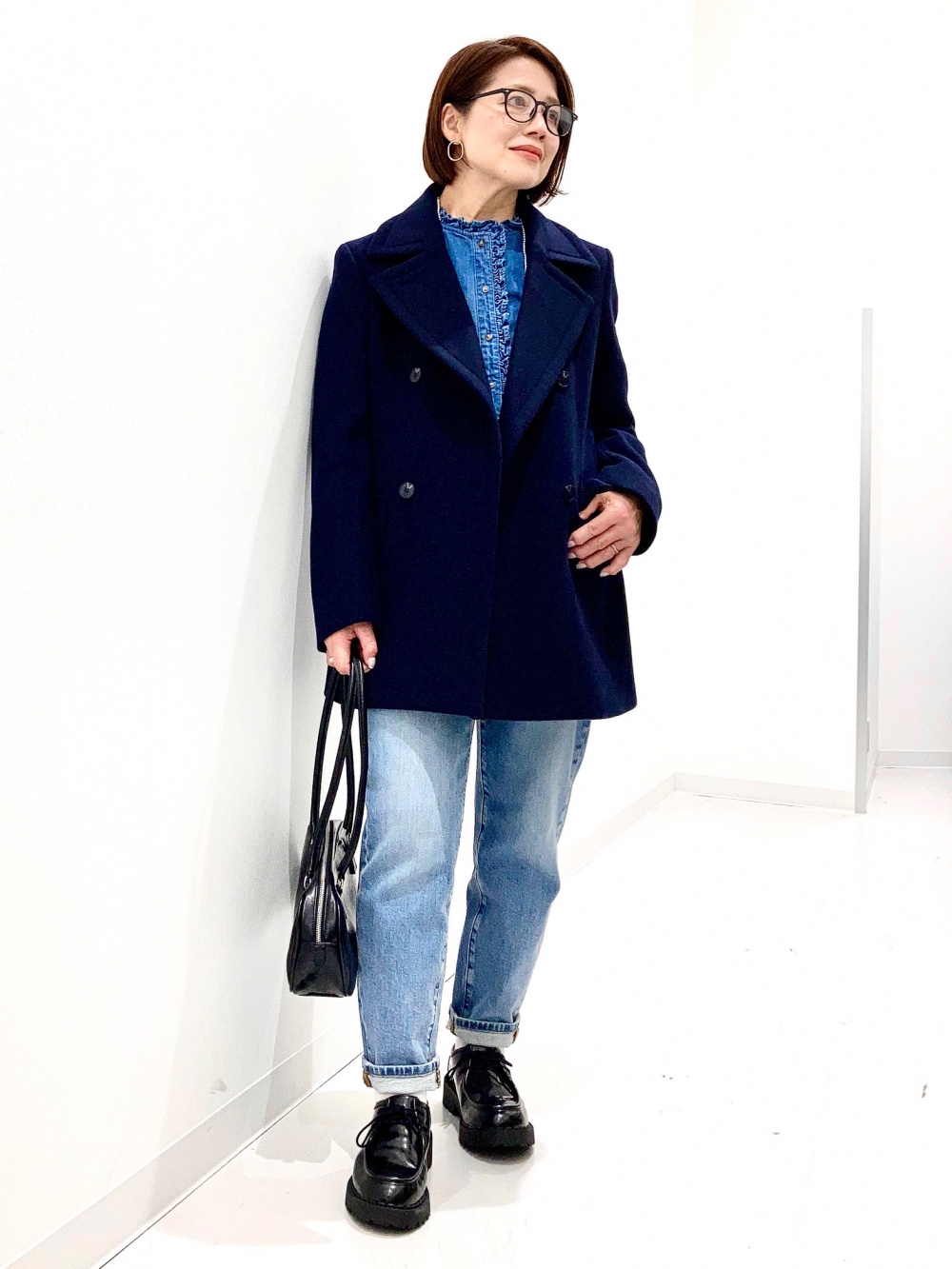 ウォッシャブルニットケーブルパンツ、デニムフリルシャツ」の着用