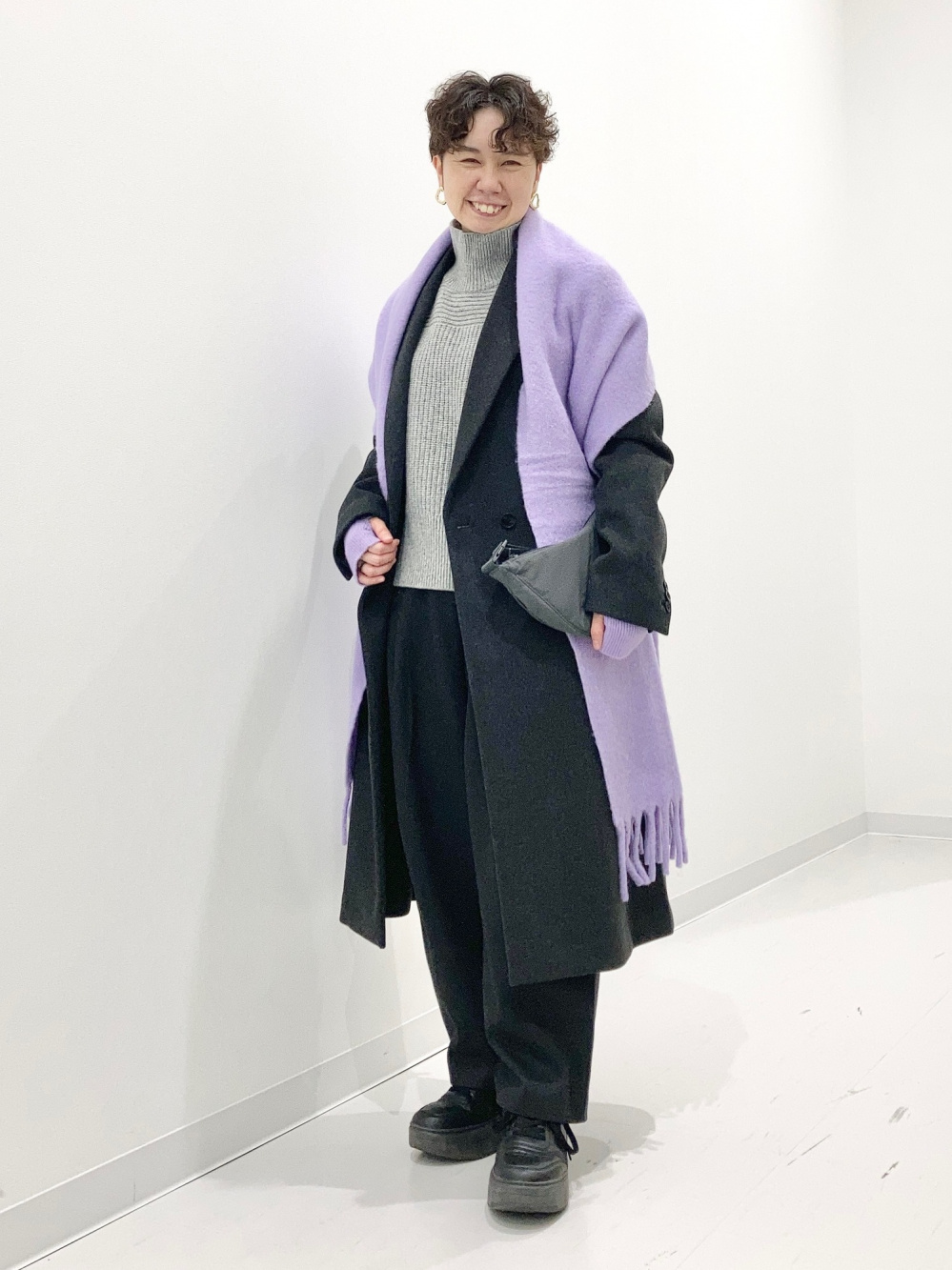 ダブルフェイスジャケット、コットンブレンドフリルシャツ」の着用