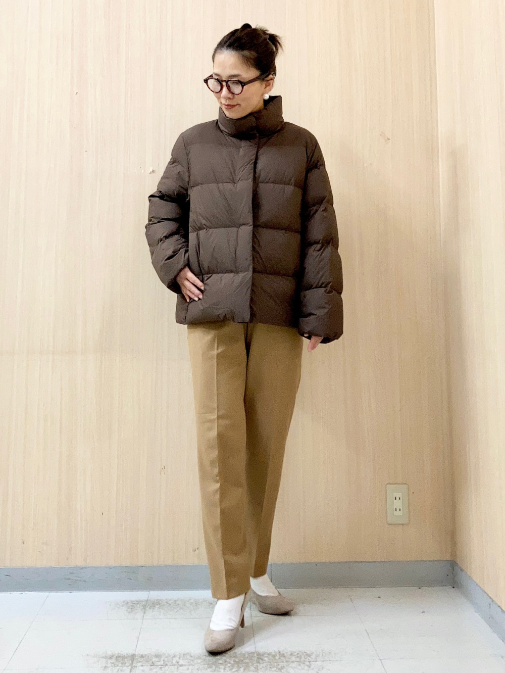 パウダーソフトダウンジャケット、ウォームスマートパンツ」の着用