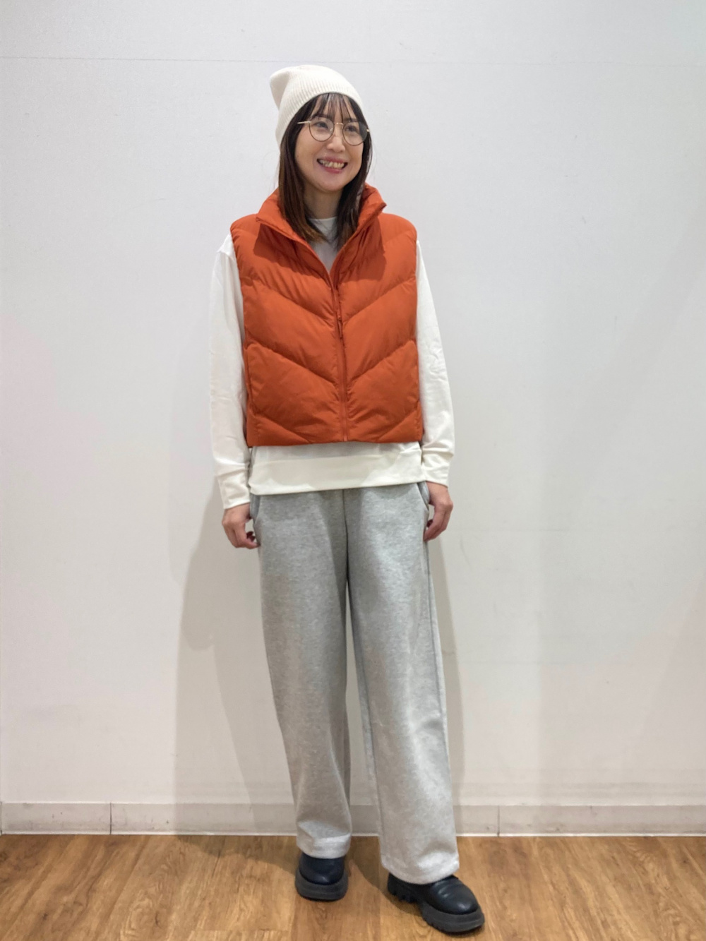 スフレヤーンワンピース、パフテッククロップドベスト」の着用