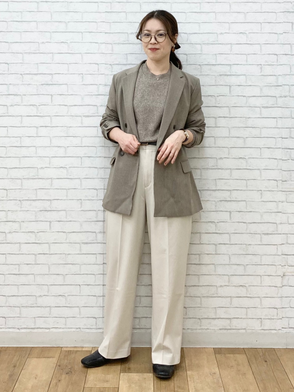 ダブルジャケット/チェック、ドレープTブラウス/半袖」の着用