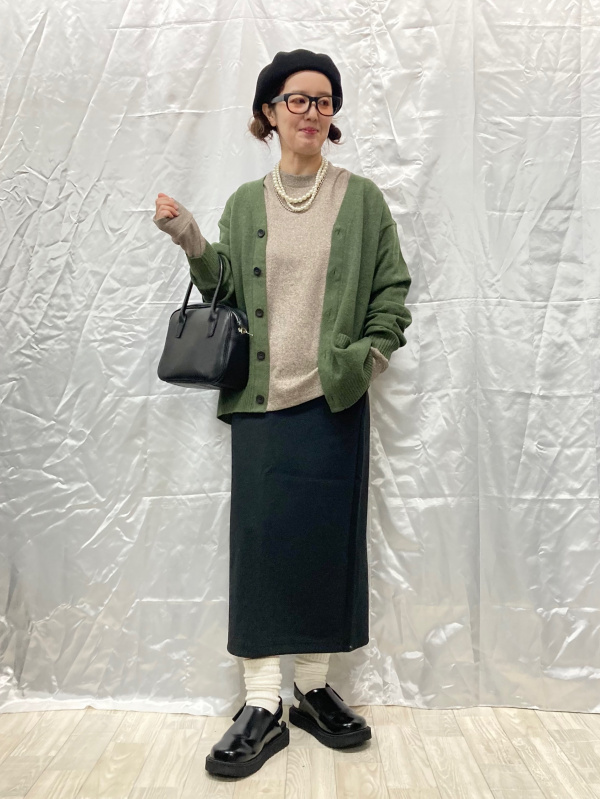 ジャージーイージーカーゴパンツ、ラムVネックカーディガン」の着用