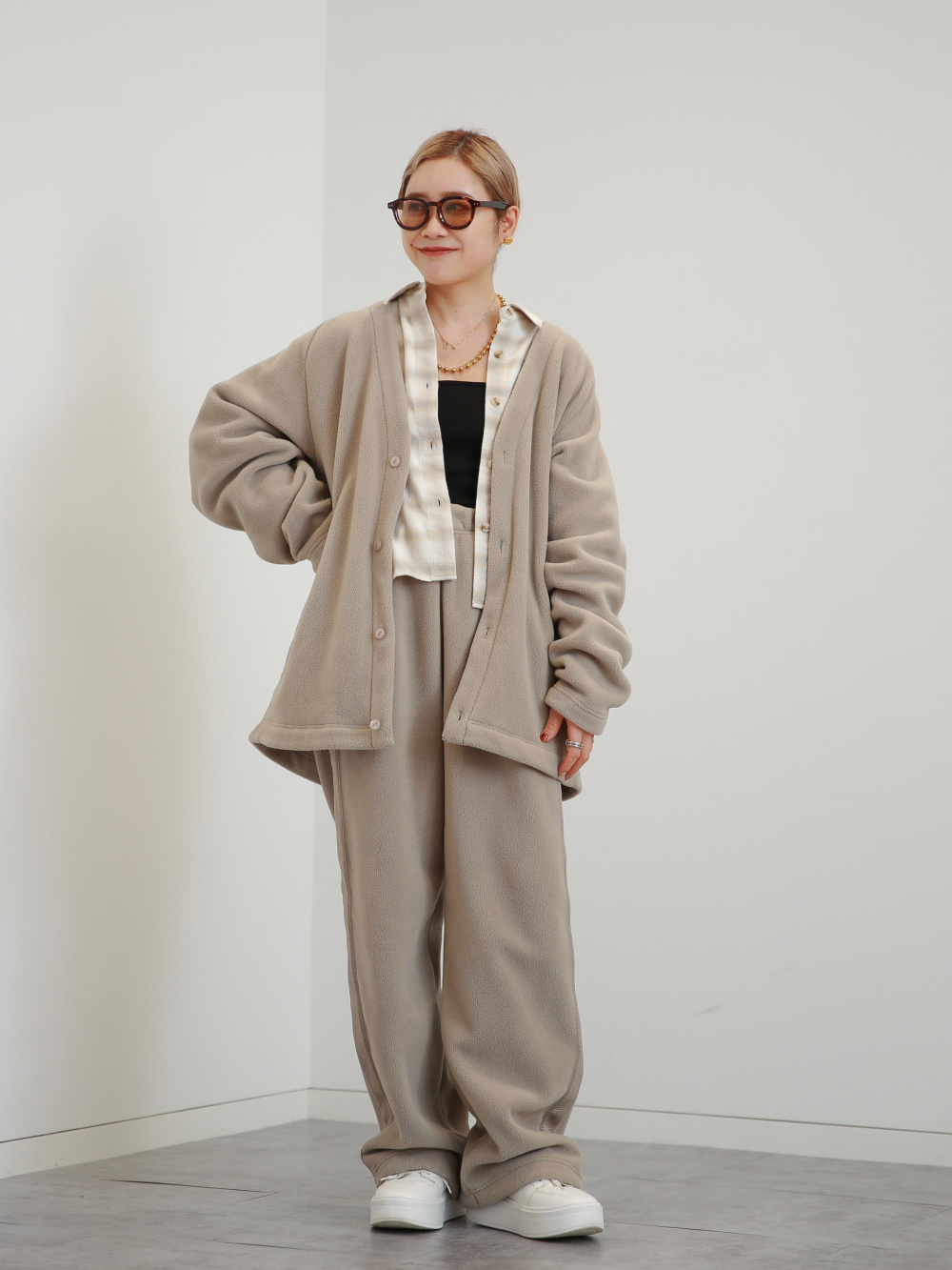 フリースオーバーサイズカーディガン、フリースワイドパンツ」の着用