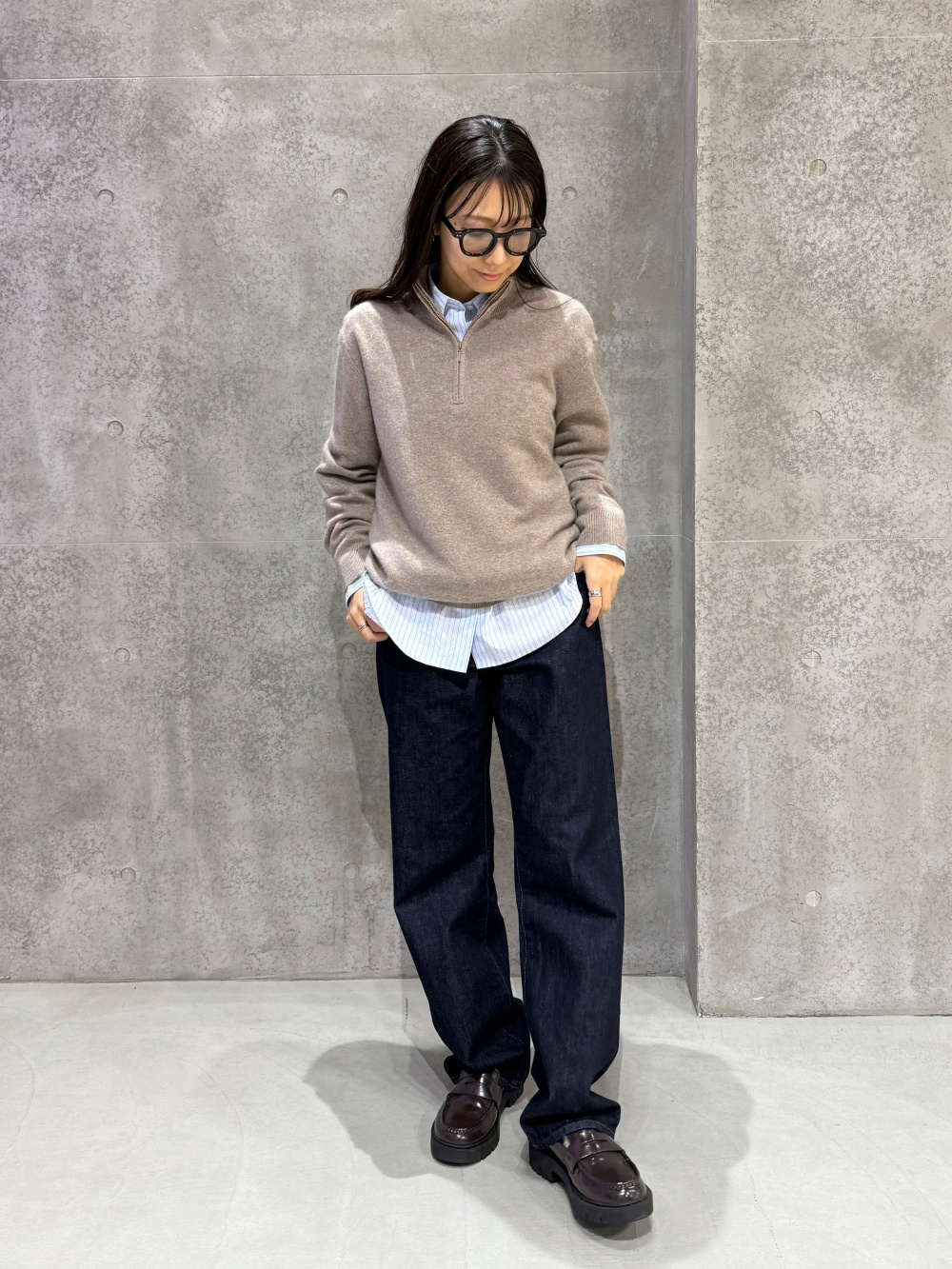 カシミヤハーフジップセーター、コットンシャツ」の着用コーディネート
