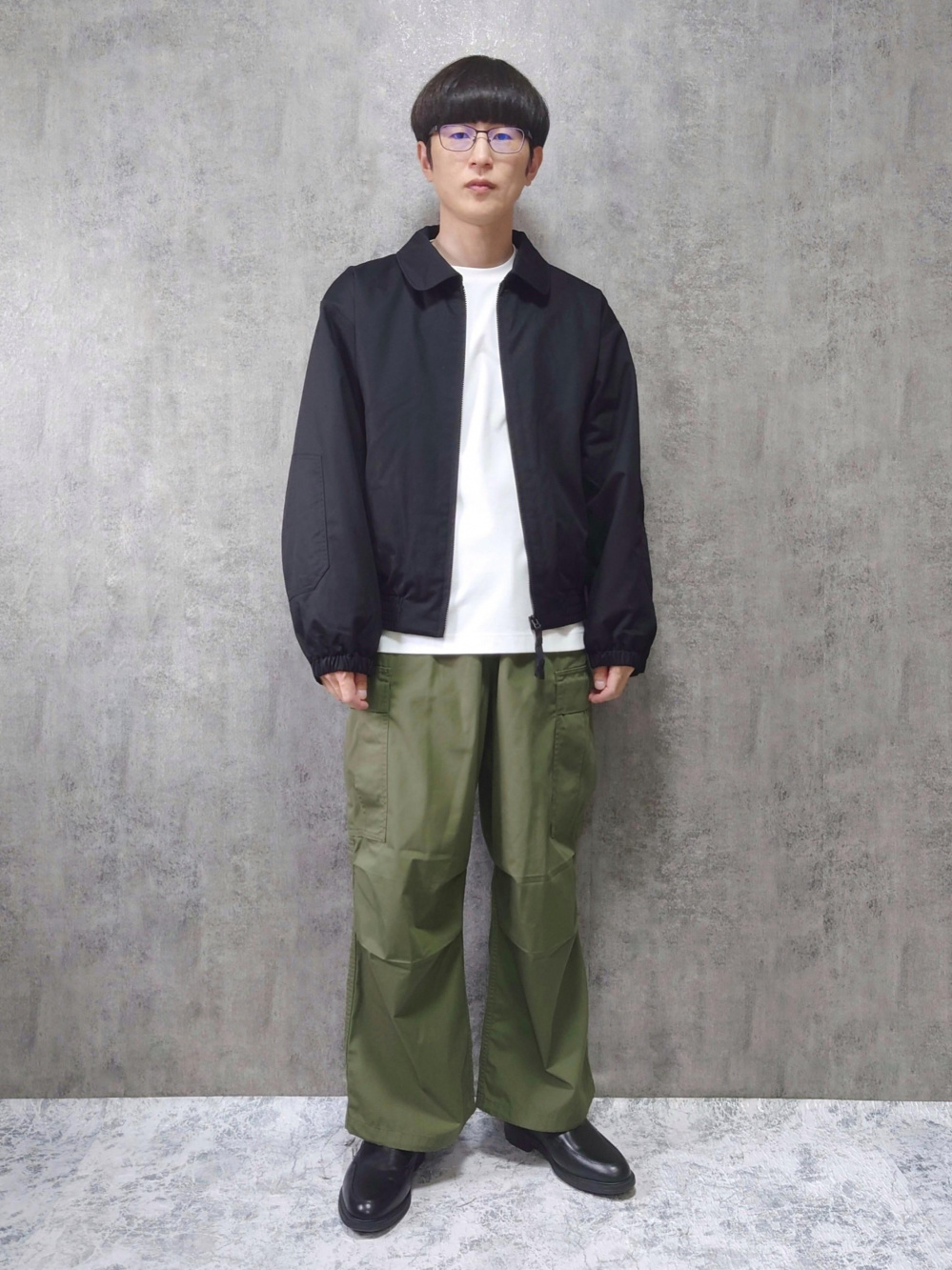 パフテックショートブルゾン、ワイドフィットカラージーンズ」の着用