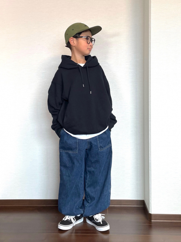 スウェットプルパーカ、タックワイドパンツのコーディネート・着用