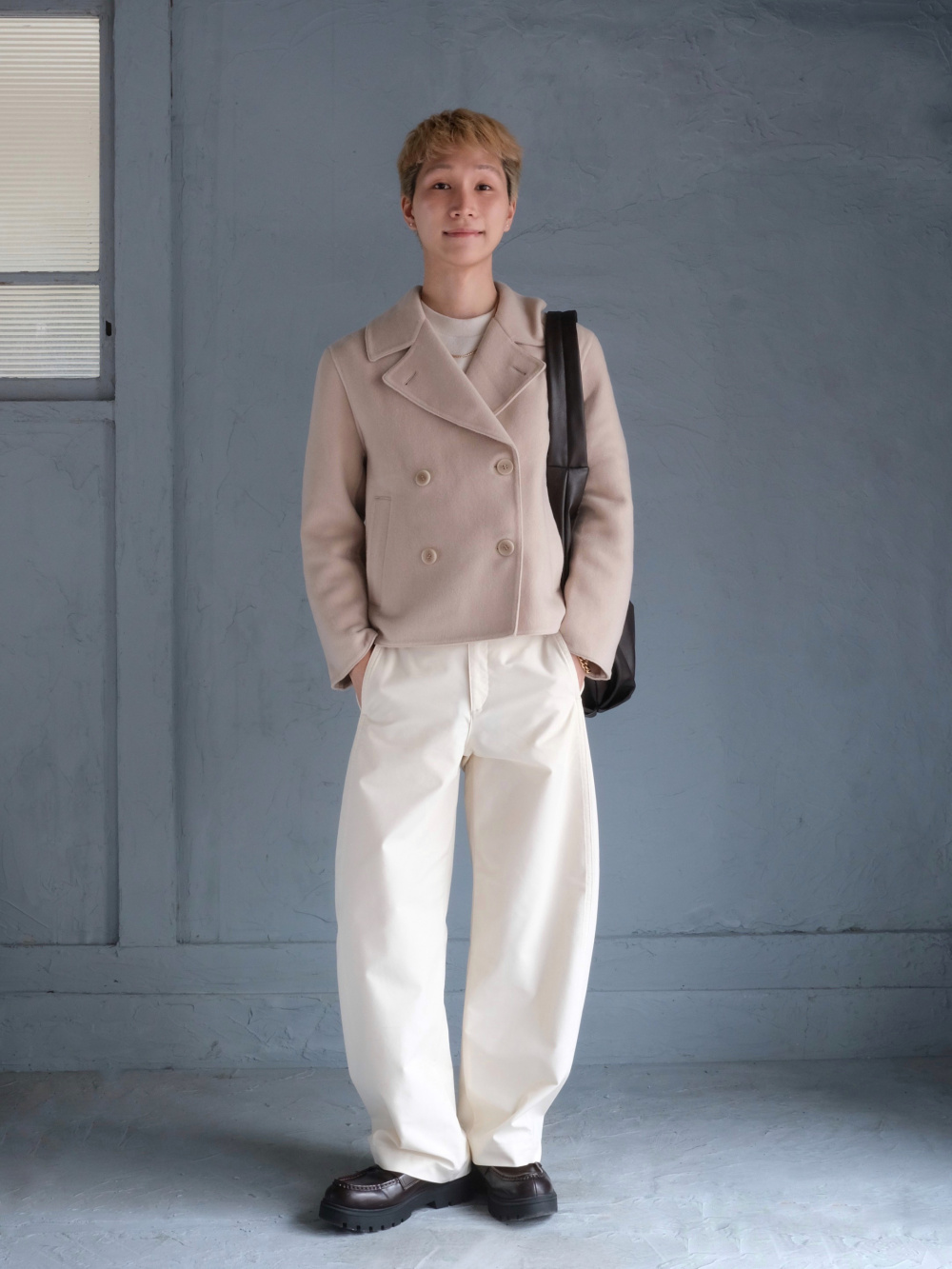 ダブルフェイスショートコートリラックスフィット」の着用