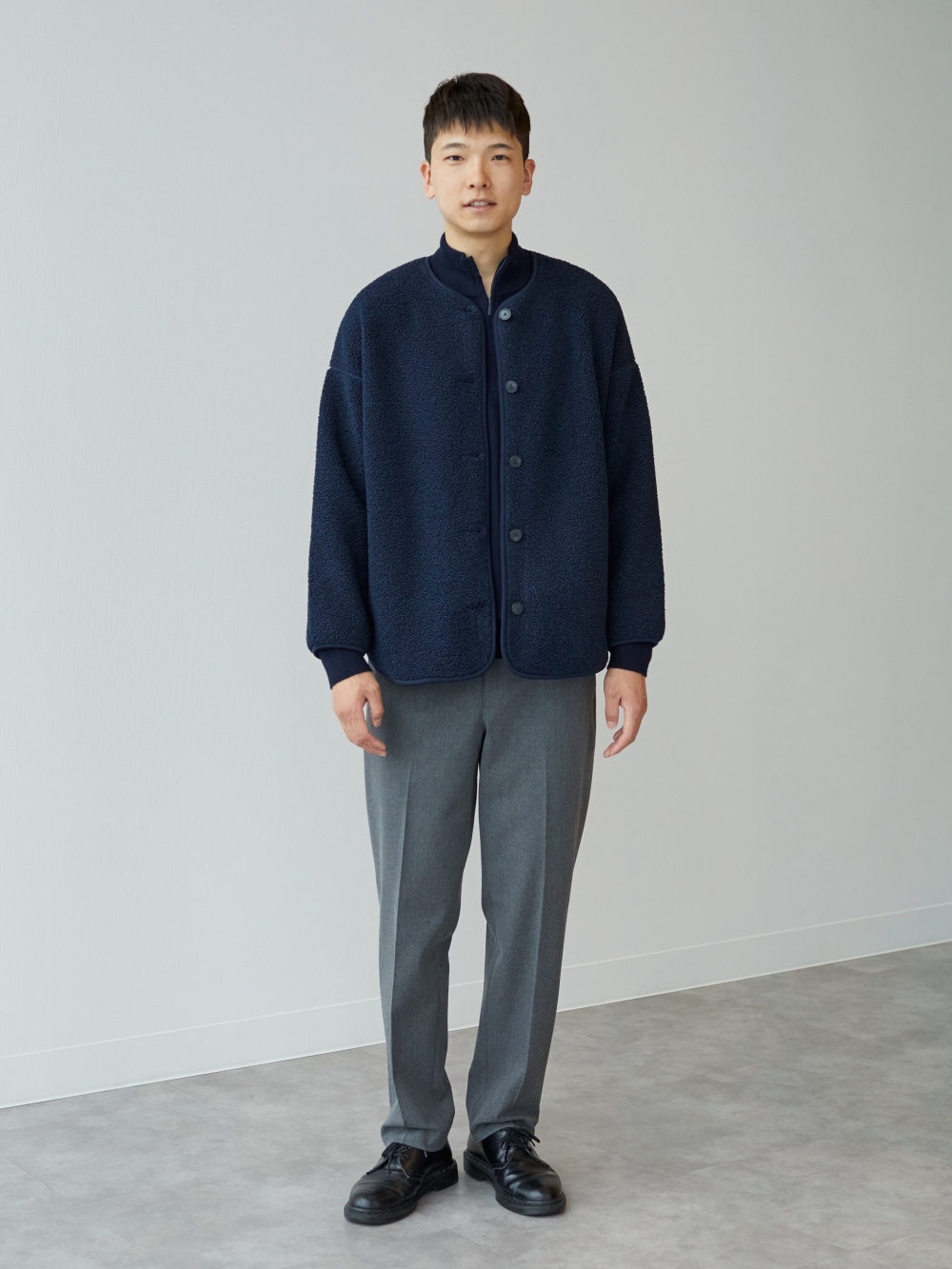 ハイブリッドダウンパーカ、カシミヤハーフジップセーター」の着用