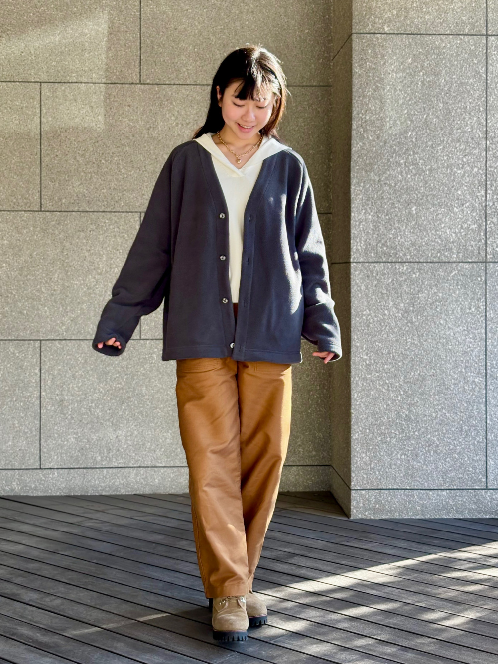 スフレヤーンリブフルジップセーター、カーブパンツ」の着用