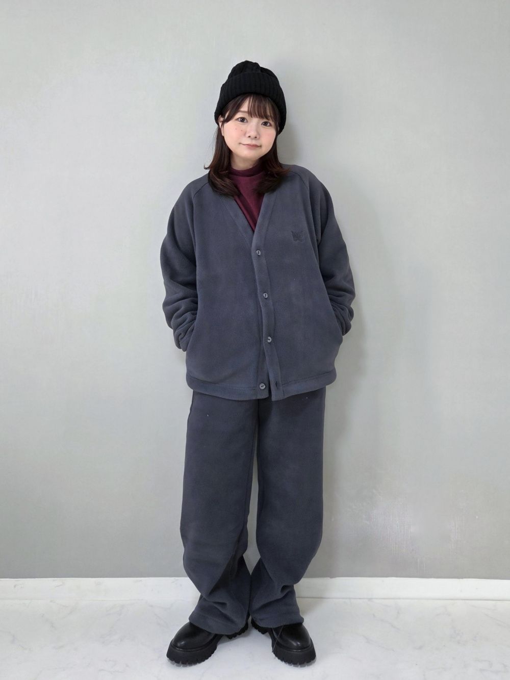 フリースオーバーサイズカーディガン、フリースワイドパンツ」の着用