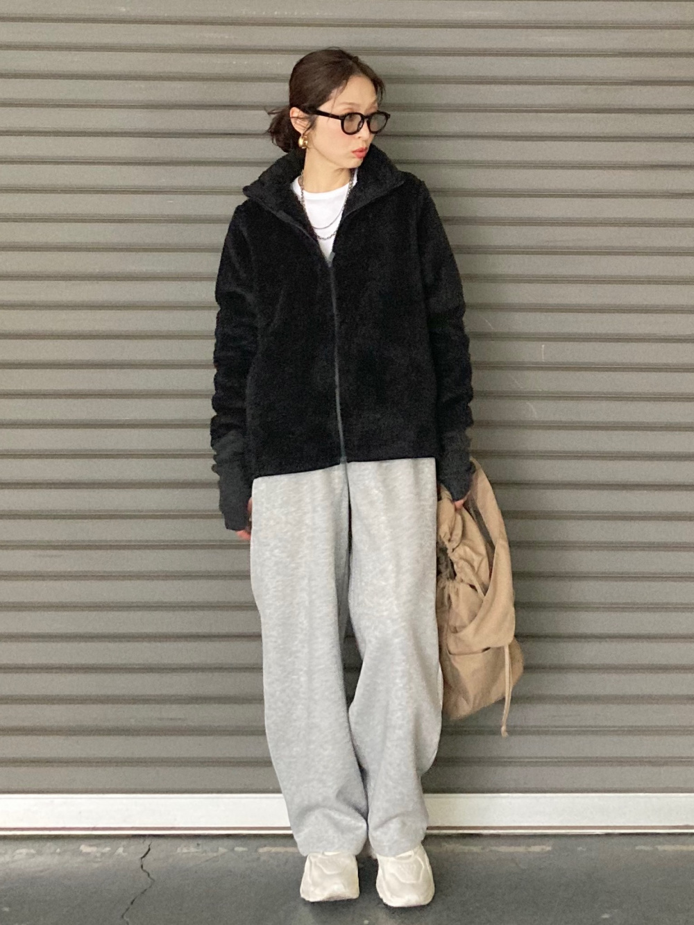 カシミヤリラックスVネックセータースカーフつき、キュロット」の着用