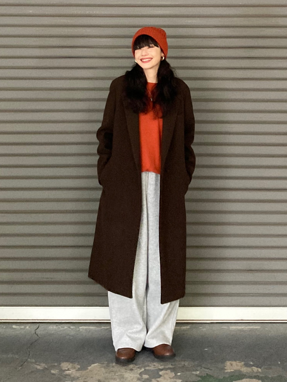 スウェットワイドパンツ、ツイードテーラードジャケット」の着用