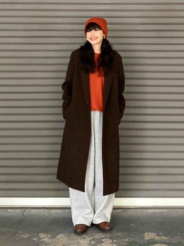 ロングコート、カシミヤクルーネックセーターのコーディネート・着用