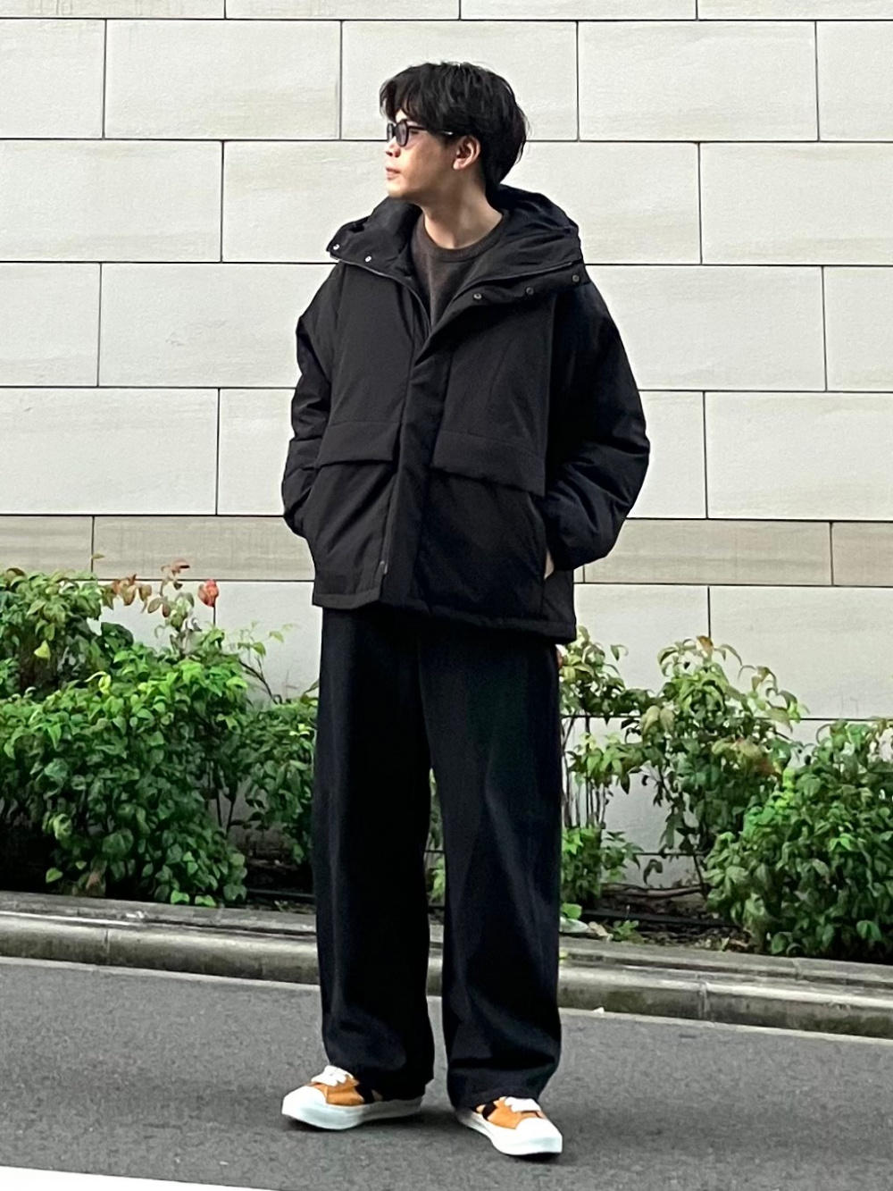 ブラッシュドモックネックTシャツ、ラムニットジャケット」の着用