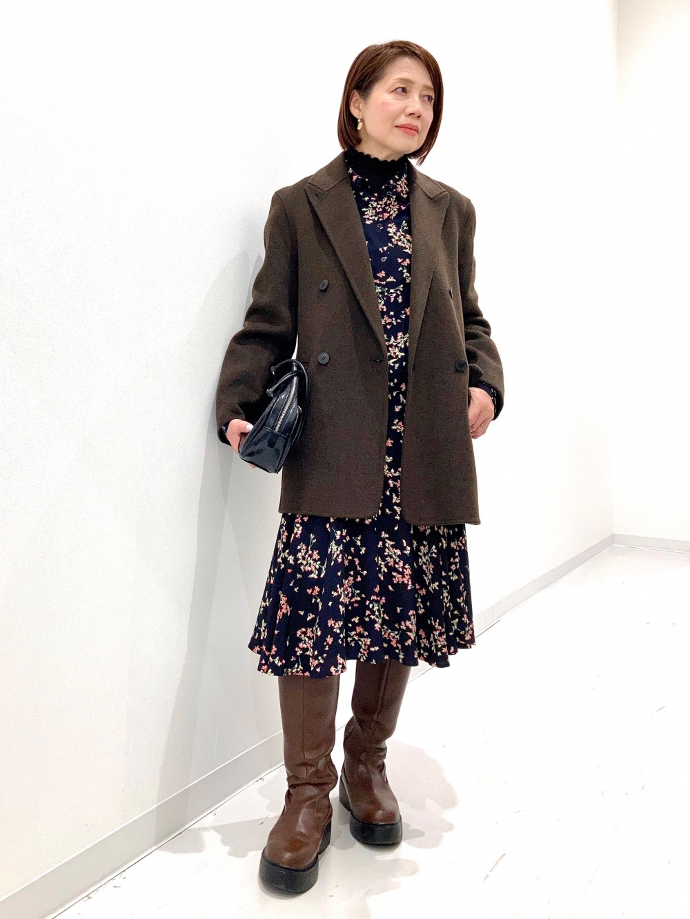 ダブルフェイスジャケット、コットンブレンドフリルシャツ」の着用