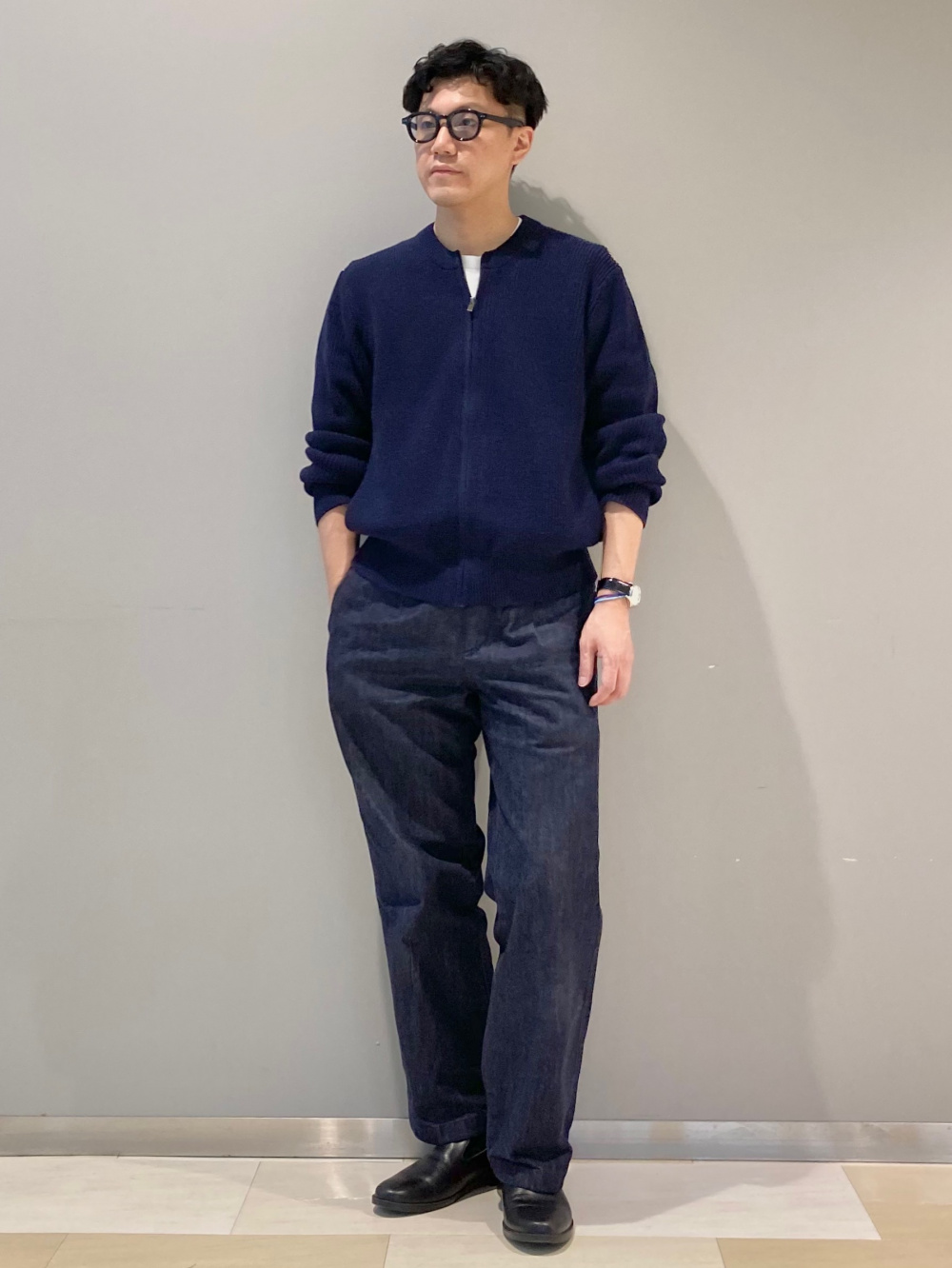 ワークジャケット、タックストレートパンツ／デニム」の着用