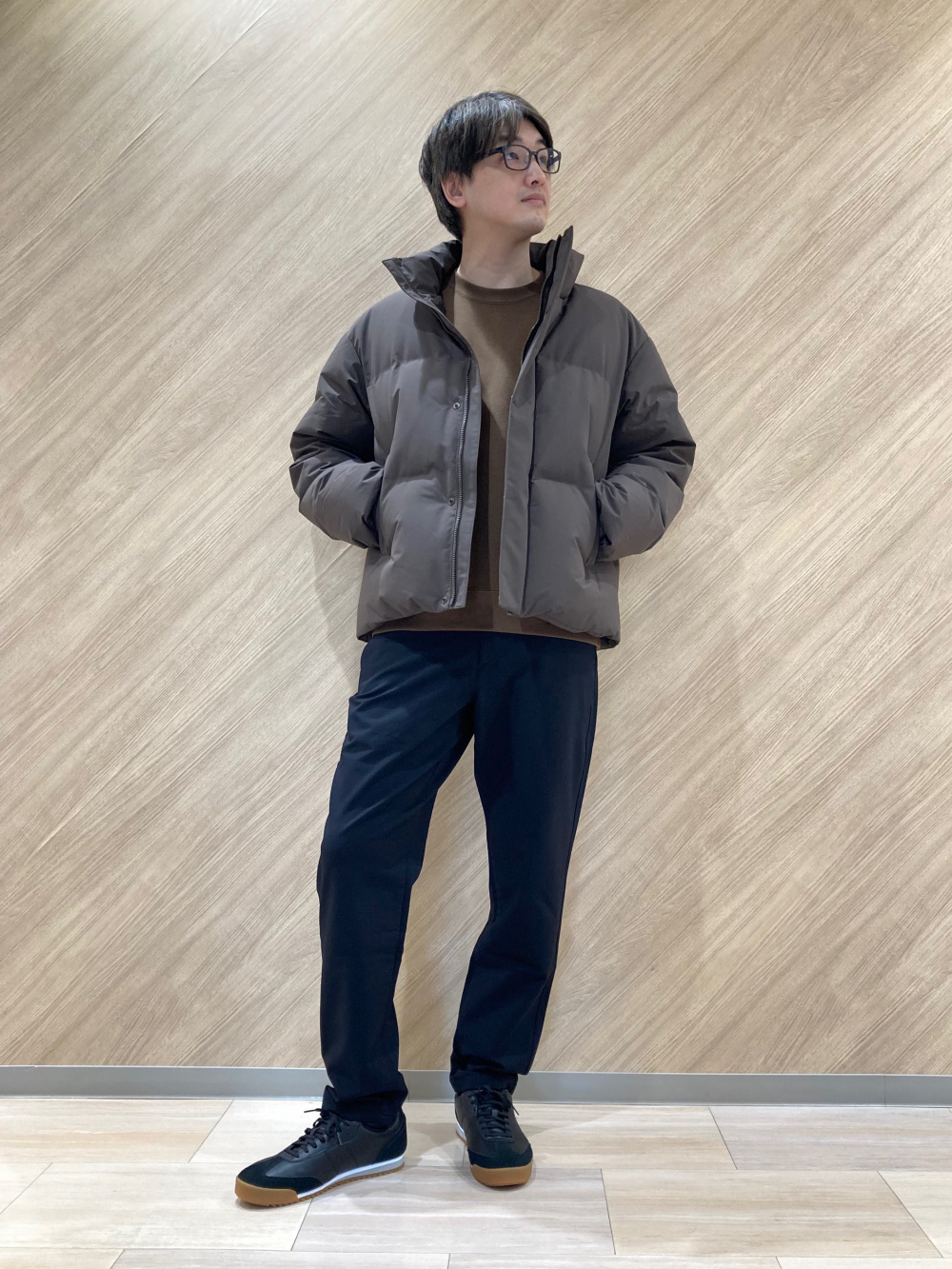 オーバーサイズスウェットシャツ、シームレスダウンジャケット」の着用