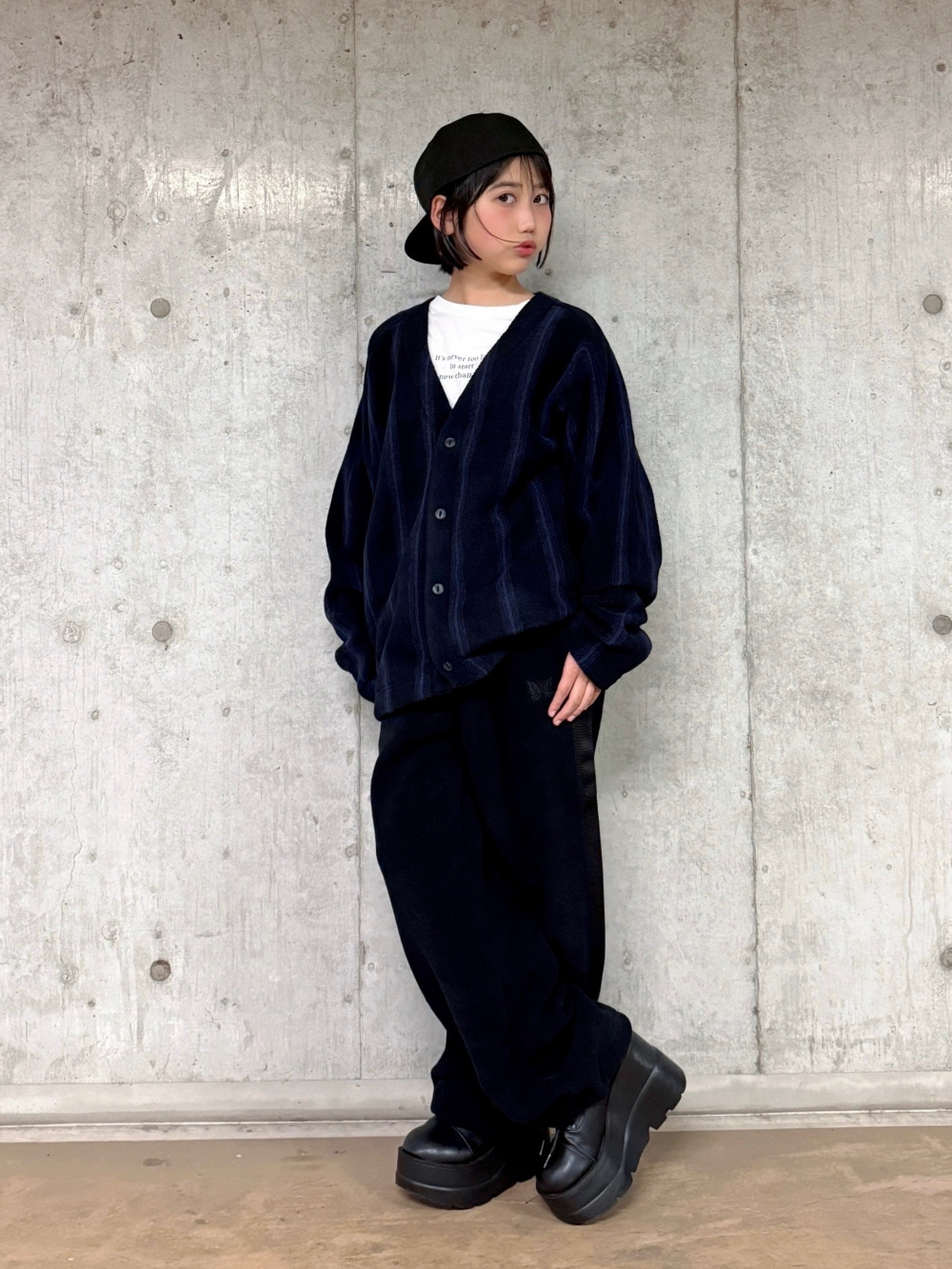 フリースオーバーサイズカーディガン、フリースワイドパンツ」の着用