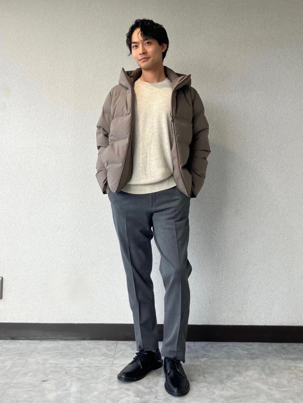 フリースジャケット、スウェードコンビネーションスニーカー」の着用