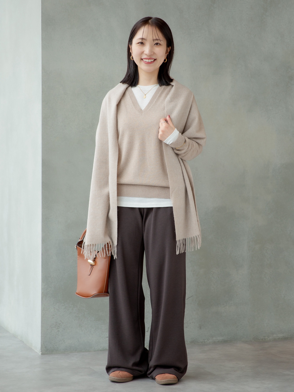 カシミヤクルーネックショートカーディガン、タックワイドパンツ」の